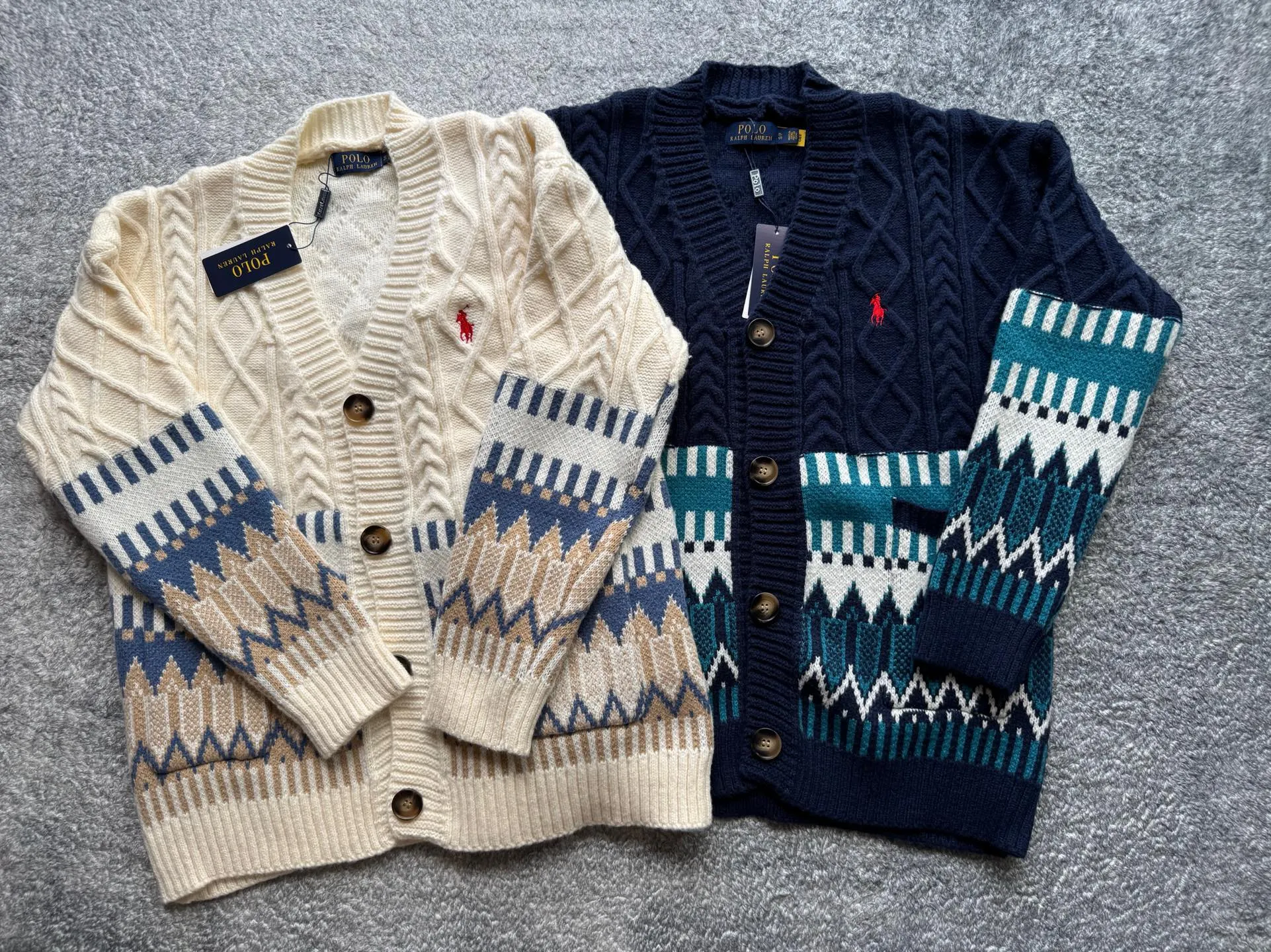 P220 Ralph Lauren old money style cable sweater. The end of the sweater must be twisted! Want to go for an American retro style but are afraid of using too much force? This cable cardigan can be called a "retro dressing cheat"~ ▫️Cable workmanship = the king of retro atmosphere: the three-dimensional cable pattern replicates the texture of American vintage clothes, not deliberately to look old, but with a "sensation of luxury accumulated over time". The moment you put it on, you have the "smell of a male protagonist in a campus movie", and the hair tie was praised as "clothes cheating" when taking photos~ ▫️It doesn't matter your body shape but also hides a lot of fat. It can also be worn by boys with broad shoulders and slightly fat, V The collar can also modify the neck line, making the person look more upright~ Wear it under a coat/down jacket in winter, revealing the cable ties and small red labels, and the sense of layering is directly stunning~ It is perfect with sneakers and leather shoes. American boys rush with their eyes closed, and directly reorganize their wardrobe~ Color: Navy Blue Apricot Size S Height 165-170CM Weight 110-125 M Height 170-175CM Weight 125-140 L Height 175-185CM Weight 140-155